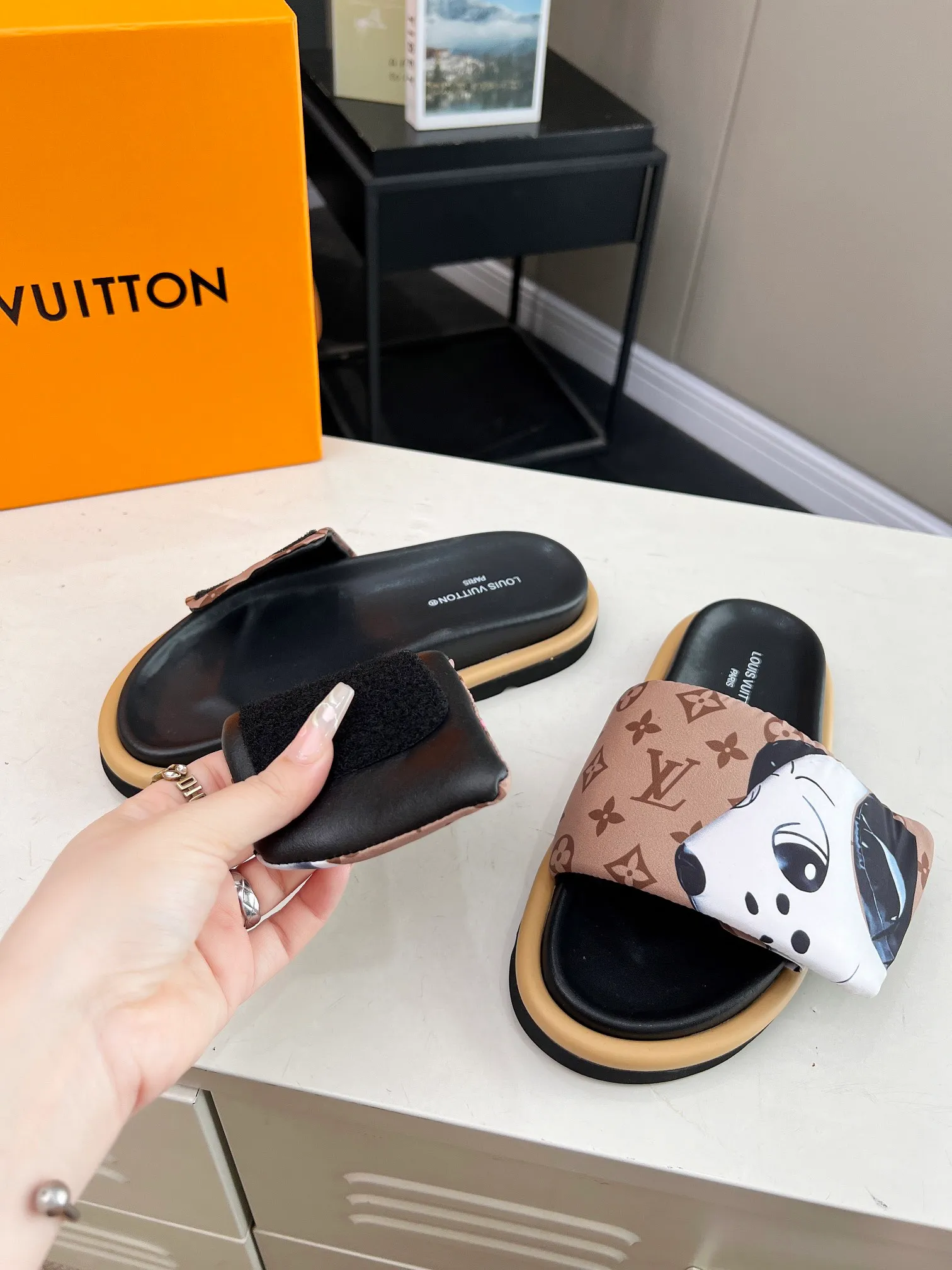 👟👟Ex-factory price 360👟👟 lv donkey brand l home 2024 hot style embossed logo embossed sandals This ol low comfort flat sandals are made of technical fabrics and use high-frequency embossing technology to reinterpret the monogram pattern. Soft padded upper with adjustable Velcro, comfortable and tough insole adds harmonious color ▪️Fabric: Original customized technical fabric ▪️Lining: soft sheepskin lining ▪️Sole: Original open-molded rubber foam outsole Color: .yellow.black▪️